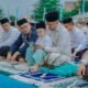 Wali Kota Medan Bobby Nasution melaksanakan Salat Idulfitri 1445 H bersama ribuan warga di Lapangan Sejati Pratama Jalan Jenderal AH Nasution Kecamatan Medan Johor, Rabu (10/4) pagi. Qori Internasional Suhaili Daulay bertindak sebagai imam, sedangkan Ketua MUI Kota Medan Hasan Maksum menjadi khatib. (seputaranindonesia.com/Istimewa)