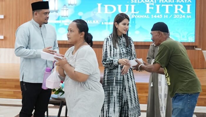 Warga Padati Open House Hari Raya Idul Fitri 1445H di Rumah Dinas Wali Kota Medan