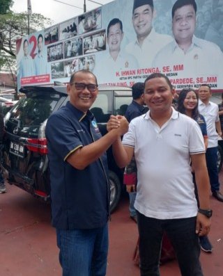 Ketua Umum Sopo ATRestorasi Bersatu, Antonius Devolis Tumanggor bersama pengurus mendampingi Bakal Calon Walikota Medan, Bakhtiar Ahmad Sibarani saat mendaftar ke Partai Gerindra Medan, Selasa (21/05/2024). (seputaranindonesia.com/ist)