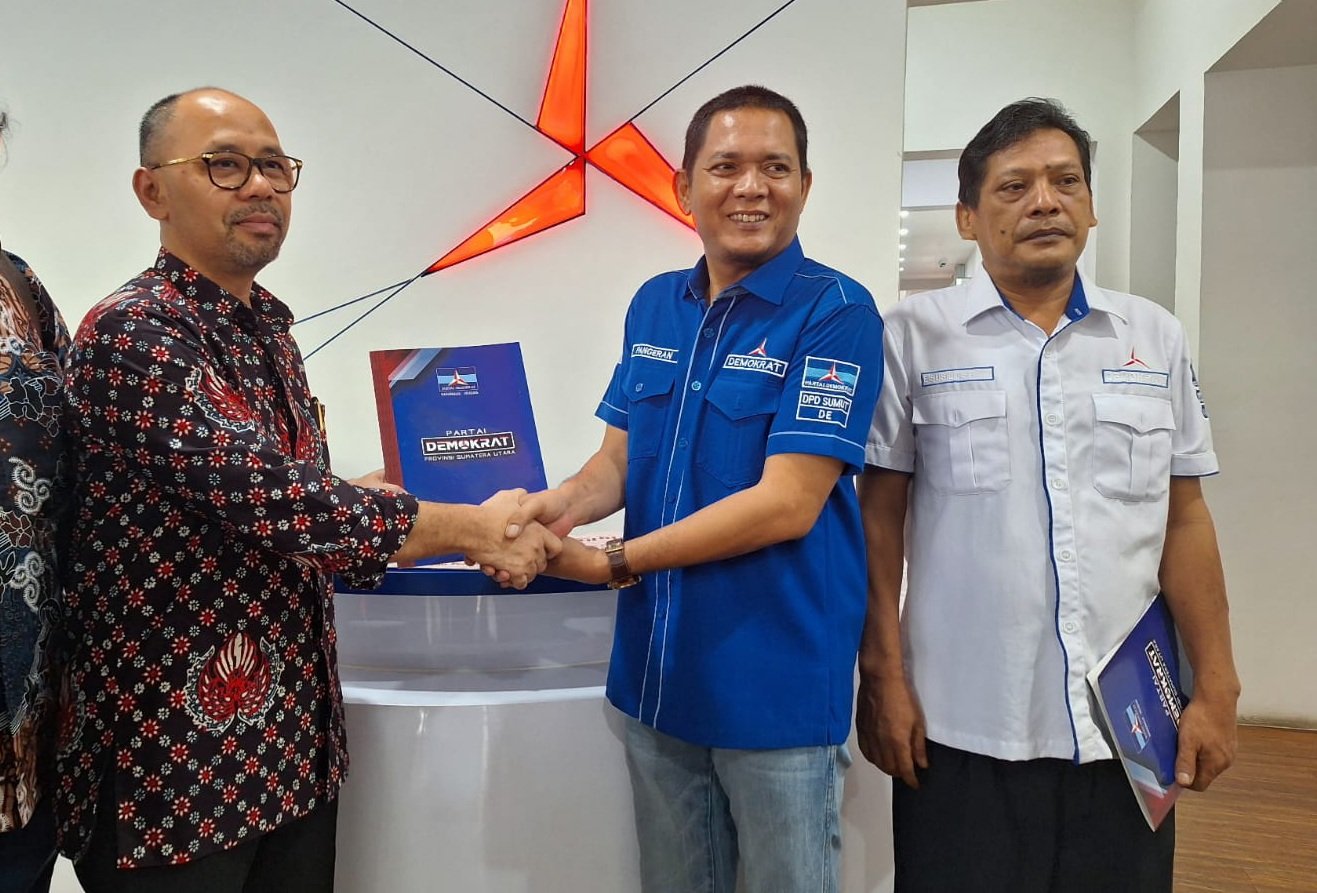 Barry Simorangkir secara resmi memulangkan formulir pendaftaran Cagub Sumut ke kantor DPD Partai Demokrat Sumut, Selasa (7/5/2024) siang.