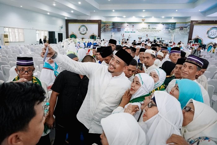 Wali Kota Medan Bobby Nasution saat halalbihalal dan melepas keberangkatan 2.482 calon haji (calhaj) asal Kota Medan, Kamis (9/5) di Gelanggang Mahasiswa Universitas Islam Negeri Sumatra Utara (UINSU). (seputaranindonesia.com/istimewa)