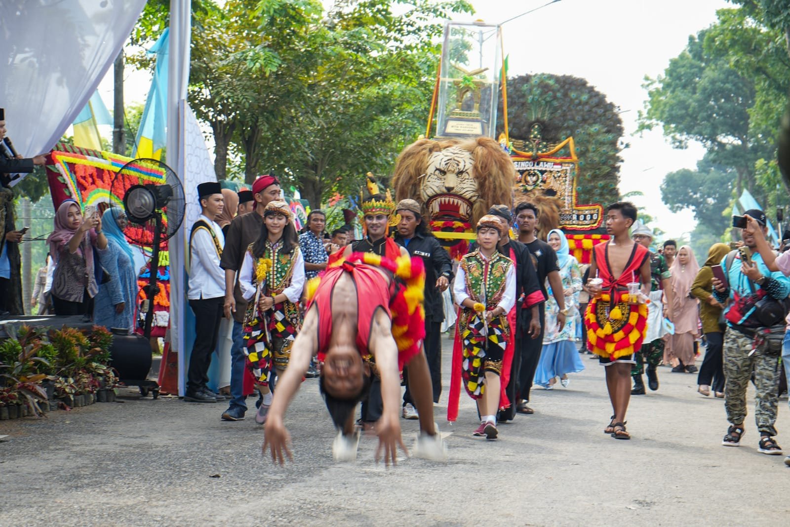 Keragaman budaya dalam semangat kebersamaan tercermin dalam Pawai Taaruf Musabaqah Tilawatil Qur'an (MTQ) ke-57 Kota Medan, Sabtu (11/5) di Jalan Flamboyan Raya, Kecamatan Medan Tuntungan. (seputaranindonesia.com/istimewa)