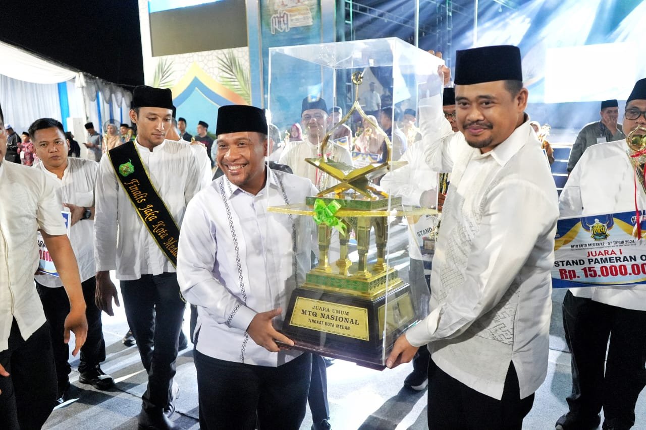 Kecamatan Medan Selayang berhasil menjadi juara umum Musabaqah Tilawatil Quran (MTQ) Ke 57 Kota Medan tahun 2024. Dengan demikian Kecamatan Medan Selayang berhak membawa pulang piala bergilir MTQ Kota Medan. Piala bergilir tersebut diserahkan langsung oleh Wali Kota Medan, Bobby Nasution kepada Camat Medan Selayang, Muhammad Husnul Hafis sekaligus menjadi tanda berakhirnya MTQ Ke 57 Kota Medan Tahun 2024, Sabtu (18/5) di Arena Utama MTQ jalan Flamboyan Raya, Kecamatan Medan Tuntungan. (seputaranindonesia.com/istimewa)