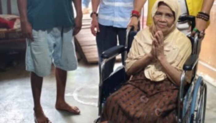 Wong Berikan Bantuan Kursi Roda Buat Nenek Saminah