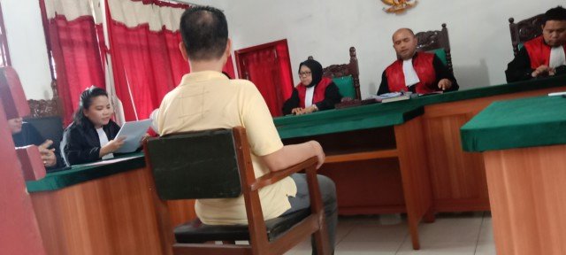 Cien Siong bersama penasehat hukumnya dalam persidangan yang dipimpin Ketua Majelis Hakim Simon mendengarkan Replik yang dibacakan Penuntut Umum, Jumat (03/05/2024). (seputaranindonesia.com/AHST Sinurat)