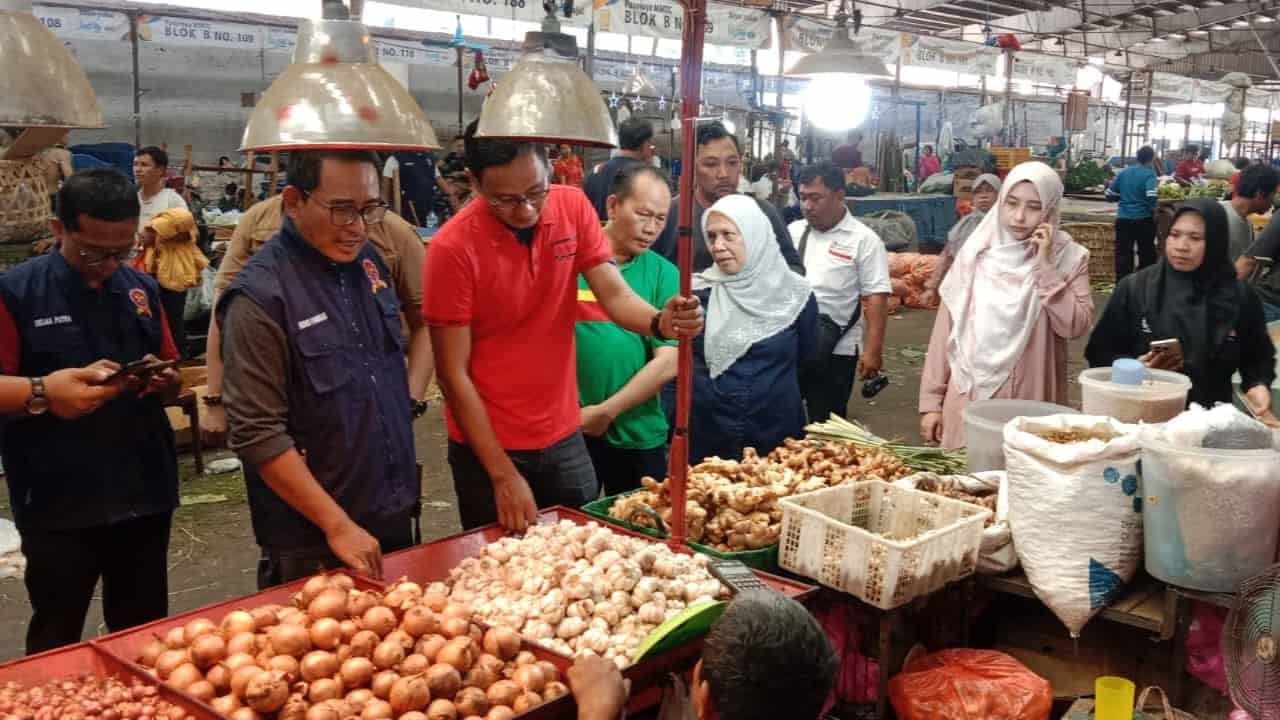 Komisi Pengawasan Persaingan Usaha (KPPU) Kantor Wilayah I Bersama Disperindag, Dinas Pertanian, Bulog, Bank Indonesia saat melaksanakan peninjauan lapangan dan monitoring harga di dua Pasar Tradisional Petisah dan MMTC, Minggu (19/05/2024). (seputaranindonesia.com/Aris HST Sinurat).