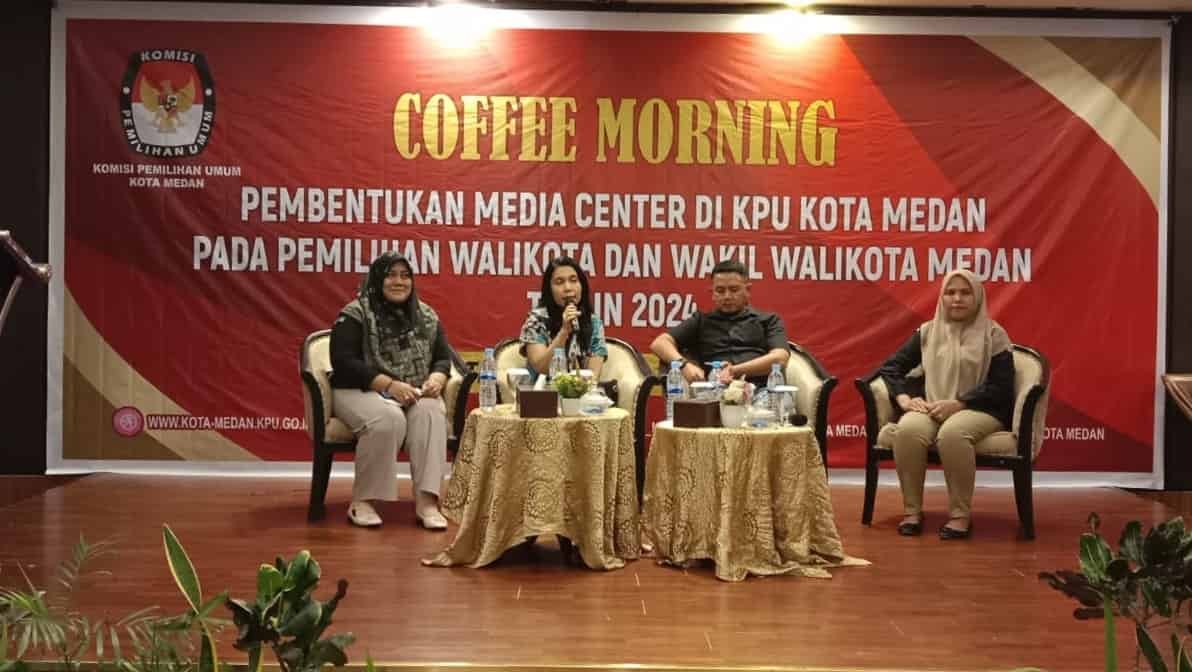 Ketua KPU Medan Mutia Atiqah (kiri kedua) saat paparan  dalam penyampaian pembentukan media center yang berlangsung di De Polonia Hotel Kota Medan, Rabu (29/05/2024). (seputaranindonesia/Ismail).