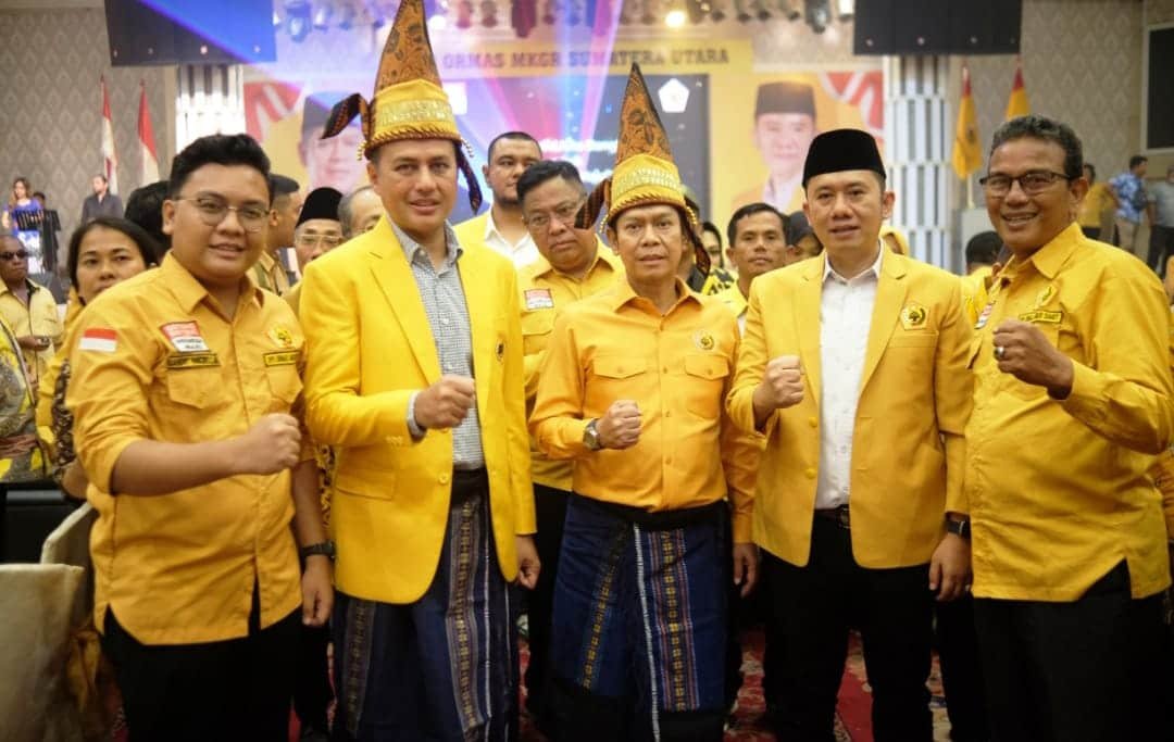 Ketua Ormas MKGR Deli Serdang, Gandhy Panigoro (posisi paling kiri) foto bersama Ketua Golkar Sumut, Musa Rajekshah (posisi kiri kedua), Ketua Umum DPP Ormas MKGR, Adies Kadir (posisi tengah), Ketua Terpilih Ormas MKGR Sumut, Darma Putra Rangkuti (posisi kedua dari kanan) dan Sekretaris Ormas MKGR Deli Serdang,Alpan Alpis (posisi kanan) usai acara pelantikan Ormas MKGR Sumut, di Convention Hall, Selecta Medan, Minggu (26/5/2024). (kedannews.com/ist).