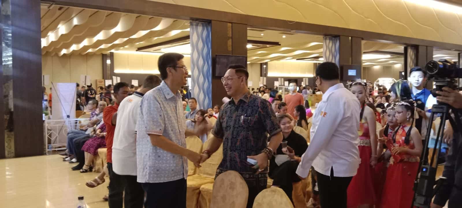 Ketua Permabudhi Sumut yang juga Anggota DPRD Medan Fraksi PDI Perjuangan Wong Chun Sen Tarigan saat menghadiri perayaan Waisak Fair, Minggu (26/05/2024). (seputaranindonesia.com/ist).