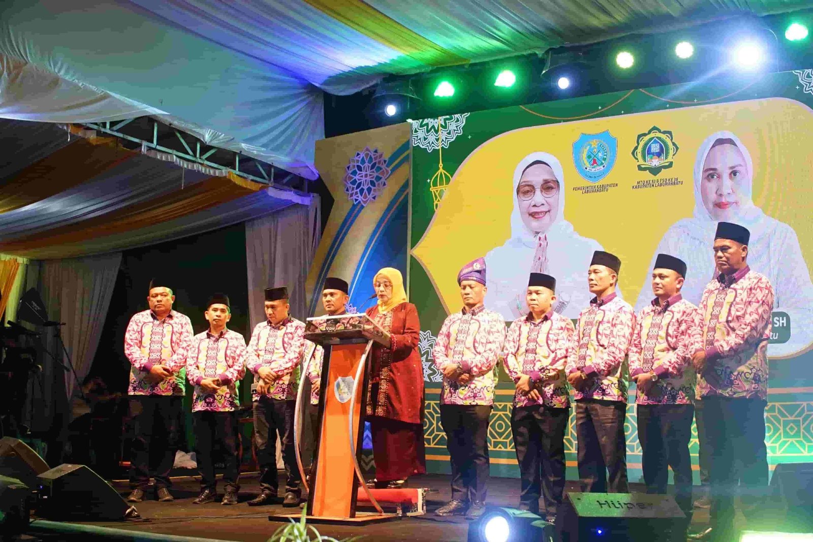 Plt. Bupati Labuhanbatu Hj. Ellya Rosa Siregar, S.Pd, MM Saat Menutup MTQH Ke-53 dan FSQ Ke-38 di Lapangan Sepak Bola Labuhan Bilik Kecamatan Panai Tengah, Jumat (3/5/2024). (kedannews.com/ist).