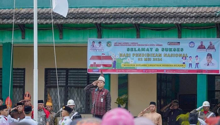 Dipimpin Plh Sekda Medan, Peserta Upacara Hardiknas Kenakan Pakaian Adat Simbolkan Keberagaman