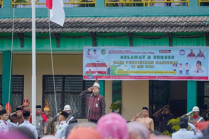 Dengan mengenakan pakaian adat Mandailing, Wali Kota Medan Bobby Nasution diwakili Plh Sekda Kota Medan Benny Sinomba Siregar memimpin upacara Peringatan Hari Pendidikan Nasional 2024 yang mengusung tema “Bergerak Bersama, Lanjutkan Merdeka Belajar” di halaman SMP Negeri 1 Medan Jalan Bunga Asoka Medan, Kamis (2/5). (seputaranindonesia.com/Istimewa)