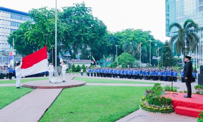 Jajaran Pemko Medan memperingati Hari Kebangkitan Nasional (Harkitnas) ke-116 Tahun 2024 dengan menggelar upacara pengibaran Bendera Merah Putih di halaman depan Balai Kota Medan, Senin (20/5) pagi. Wali Kota Medan Bobby Nasution bertindak sebagai Inspektur Upacara (Irup), sedangkan Camat Medan Maimun Tommy P Sidabalok menjadi Komandan Upacara. (seputaranindonesia.com/istimewa)