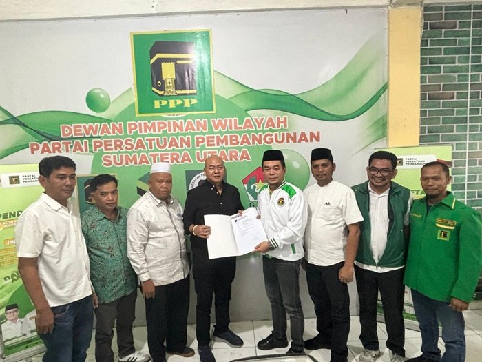 Dr Nikson Nababan MSi mendaftar sebagai bakal calon (balon) Gubernur Sumatera Utara ke DPW Partai Persatuan Pembangunan (PPP) untuk Pemilihan Gubernur dan Wakil Gubernur Sumut (Pilgubsu) 2024. Nikson Nababan datang didampingi tim, mengembalikan formulir dan menyerahkan berkas pendaftaran ke Kantor DPW PPP Sumut, Jalan Raden Saleh Medan, Sabtu (18/5/2024). (seputaranindonesia.com/istimewa)