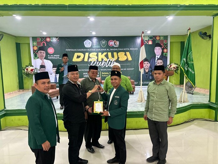 Pimpinan Daerah Ikatan Sarjana Al Washliyah (ISARAH) Kota Medan menggelar Diskusi Publik bertema 'Menakar Potensi Politik Al Washliyah Dari Zaman ke Zaman' di Aula Kampus Universitas Al Washliyah (Univa) Medan, Jalan Sisingamangaraja Medan, Selasa (14/5/2024). Kegiatan tersebut turut menghadirkan Tokoh Masyarakat Sumut, Dr Drs Nikson Nababan MSi. (seputaranindonesia.com/Istimewa)