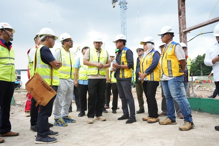 Wali Kota Medan Bobby Nasution saat melakukan peninjauan kawasan Stadion Teladan, Minggu (2/6). (seputaranindonesia.com/Istimewa)