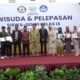 Foto bersama Ketua Yayasan, Kepala Sekolah dan jajaran Sekolah SMP Plus Nusantara beserta para wisuda pada Wisuda dan Pelepasan Siswa-siswi Kelas IX Angkatan ke-1 2024 yang berlangsung di Hotel Madani Kota Medan, Kamis pagi (06/06/2024). (Aris/seputaranindonesia.com).