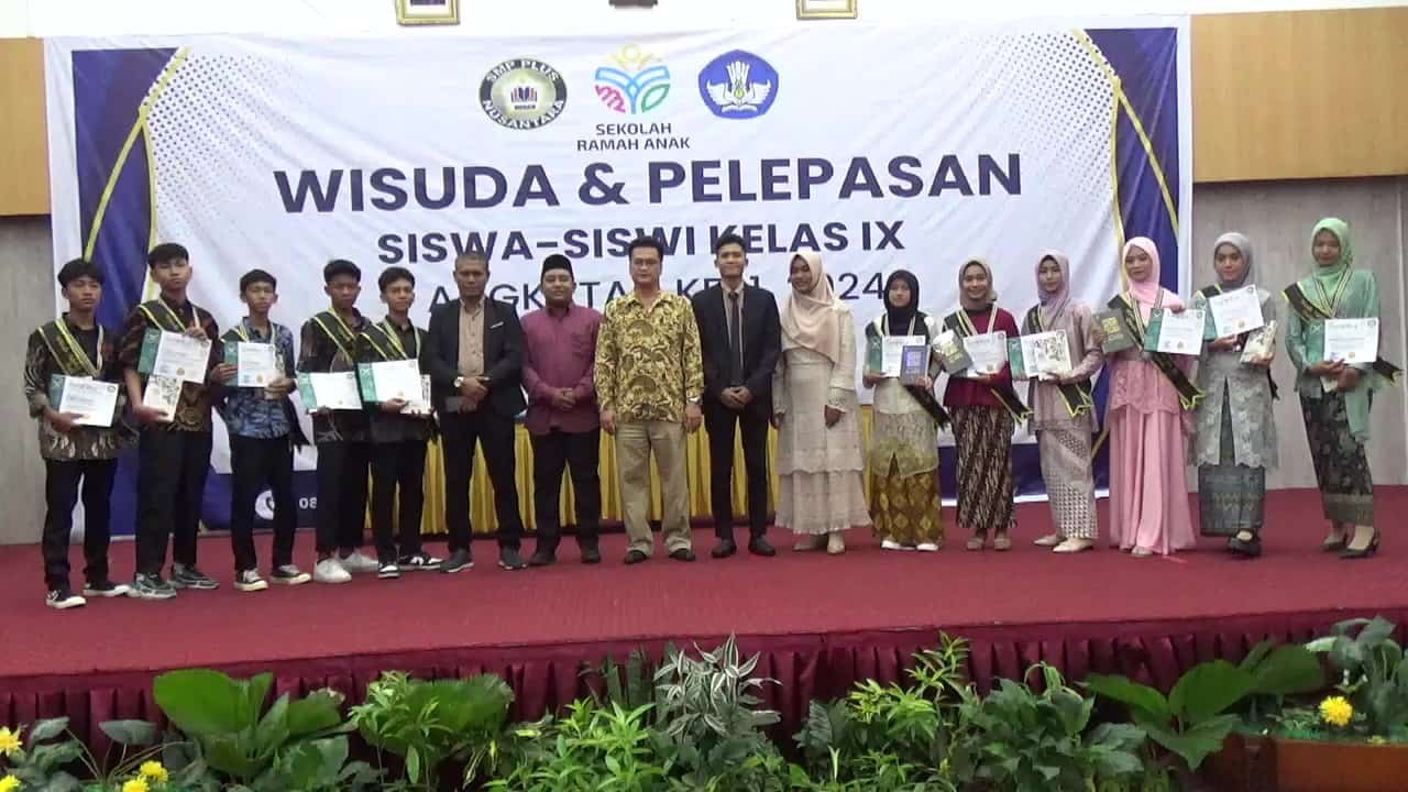 Foto bersama Ketua Yayasan, Kepala Sekolah dan jajaran Sekolah SMP Plus Nusantara beserta para wisuda pada Wisuda dan Pelepasan Siswa-siswi Kelas IX Angkatan ke-1 2024 yang berlangsung di Hotel Madani Kota Medan, Kamis pagi (06/06/2024). (Aris/seputaranindonesia.com).