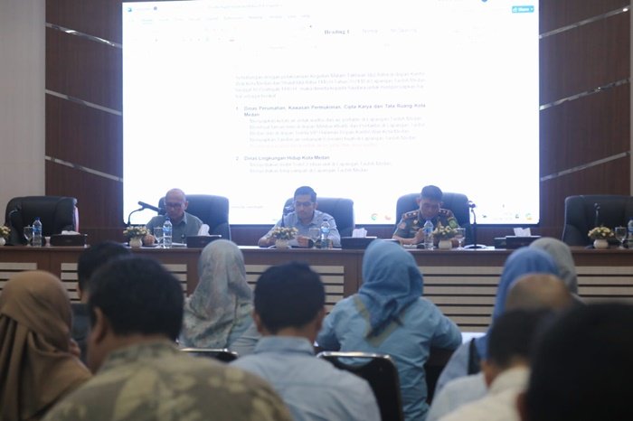 Jelang Hari Raya Idul Adha 1445 H, Pemko Medan menggelar rapat persiapan pelaksanaan Idul Adha dan penyembelihan hewan kurban. Selain persiapan idul Adha, pertemuan ini juga membahas terkait peringatan Hari Jadi Kota Medan ke- 434 termasuk ziarah Makam dan Sidang Paripurna. (seputaranindonesia.com/Istimewa)