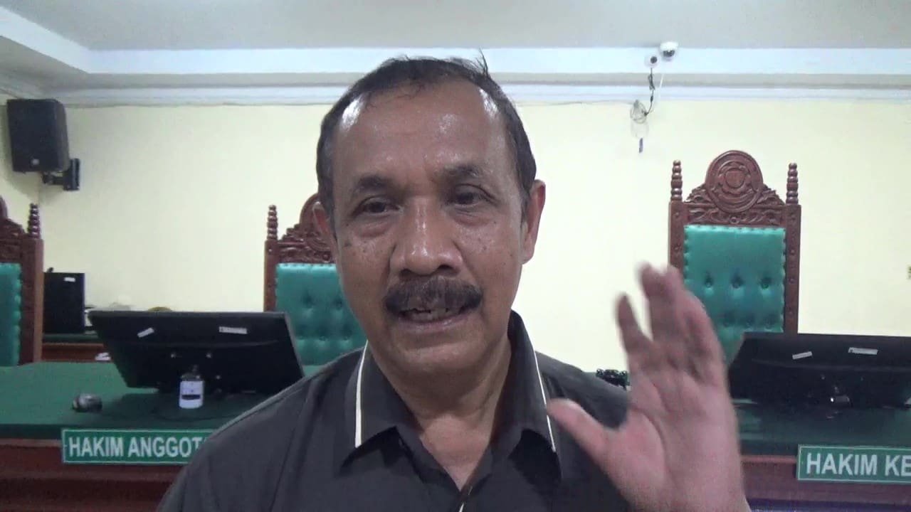 Ketua Pengadilan Negeri Lubuk Pakam Klass I A, Thomas Tarigan, SH.,MH saat wawancara usai acara kebaktian di Ruang Utama Pengadilan Negeri Lubuk Pakam Jalan Jenderal Sudirman No.58, Petapahan Kecamatan Lubuk Pakam, Rabu (05/06/24). (Aris/seputaranindonesia.com).