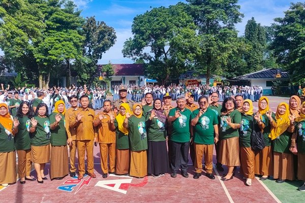 Sejumlah Penggiat Lingkungan kota Medan mengikuti Apel dalam rangka peringatan Hari Bumi 2024 yang digelar Pemko Medan di SMA Negeri 13 Medan, Senin (10/6/24). Satu diantara penggiat lingkungan tersebut adalah nominator penerima penghargaan Kalpataru Nasional 2024. (seputaranindonesia.com/Istimewa)