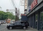Manfaatkan Trotoar Jalan Untuk Pemajangan Mobil, Pemilik Showroom Almo Mobil Diduga Langgar Peraturan LLAJ