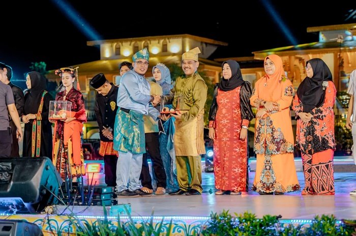 Wakil Wali Kota Medan, Aulia Rachman mewakili Wali Kota Bobby Nasution menutup pertunjukan Gelar Melayu Serumpun (Gemes) ke-7 Tahun 2024 di Istana Maimun Jalan Brigjen Katamso Medan, Sabtu (1/6) malam. (seputaranindonesia.com/Istimewa)