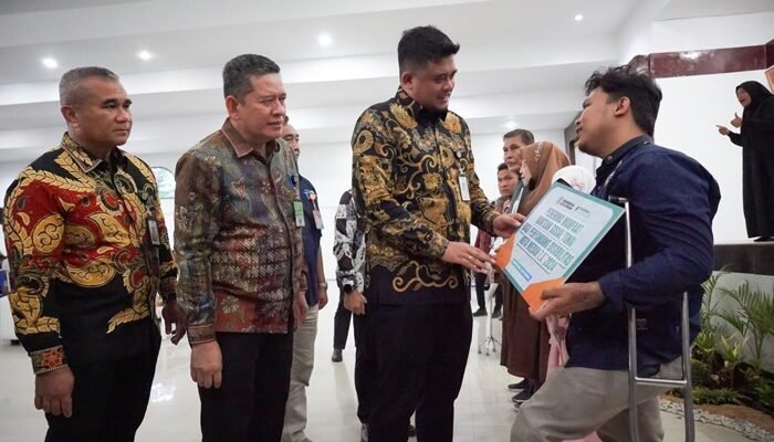 Bobby Nasution Serahkan BST kepada 1.500 Penerima Manfaat, Ini Pesannya