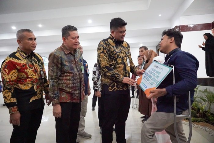 Rona kebahagiaan serta penuh kegembiraan terpancar dari wajah para penyandang disabilitas dan lansia saat menerima bantuan sosial tunai (BST) secara simbolis dari Wali Kota Medan Bobby Nasution di Gelanggang Mahasiswa Universitas Islam Negeri Sumatera Utara (UIN-SU), Jalan Sutomo Medan, Kamis (20/6) petang. (seputaranindonesia.com/Istimewa)