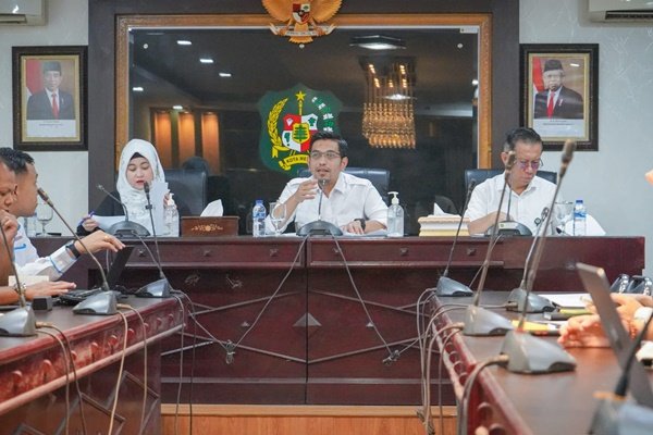 Wali Kota Medan Bobby Nasution diwakili Asisten Umum Ferry Ichsan menerima kunjungan Tim Kajian Sistemik Ombudsman Republik Indonesia di ruang rapat II kantor Wali Kota Medan, Rabu (5/6/24). Kunjungan ini bertujuan untuk melaksanakan kajian sistemik perihal jaminan perlindungan sosial terhadap tenaga kerja informal di Kota Medan. (seputaranindonesia.com/Istimewa)