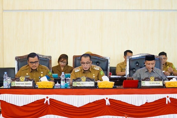 Wakil Wali Kota H Aulia Rachman menanggapi Pemandangan Umum Fraksi Partai Gerindra tentang langkah strategis mempertahankan WTP di Rapat Paripurna tentang Penyampaian Tanggapan Kepala Daerah Terhadap Pemandangan Umum Fraksi-Fraksi tentang Laporan Pertanggungjawaban Pelaksanaan APBD T.A 2023 di Gedung DPRD Medan, Senin (10/6). (seputaranindonesia.com/istimewa)