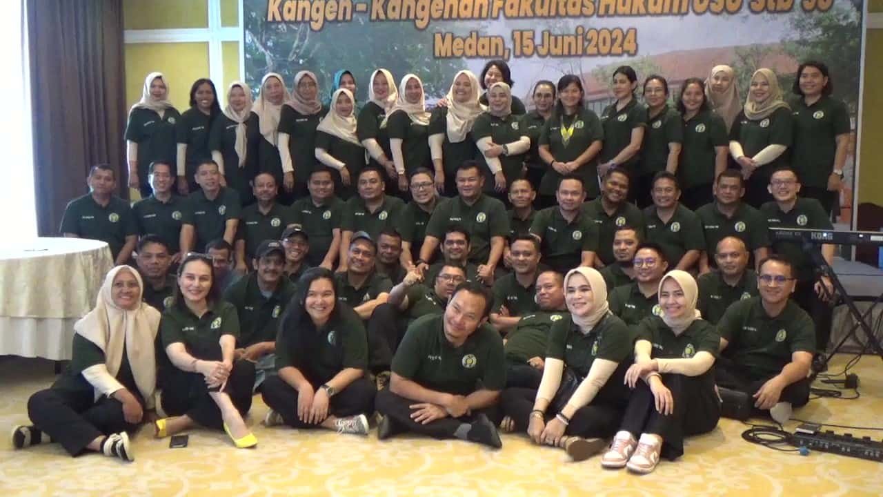 Foto bersama para Alumni pada acara puncak reuni Alumni stambuk 98 FH USU di Hotel Adimulia Medan Jalan Pangeran Diponegoro, Kelurahan Petisah Tengah, Kecamatan Medan Petisah, Kota Medan, Sabtu (15/06/2024). (seputaranindonesia.com/Aris HST Sinurat).