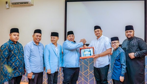 Pada pertemuan silaturahmi dengan Badan Komunikasi Pemuda Remaja Masjid Indonesia (BKPRMI), Minggu (14/7), Wali Kota Medan Bobby Nasution meminta BKPRMI untuk dapat membantu Pemko Medan dalam mendata Badan Kenaziran Masjid (BKM) guna menjadi peserta BPJS Ketenagakerjaan. (seputaranindonesia.com/istimewa).