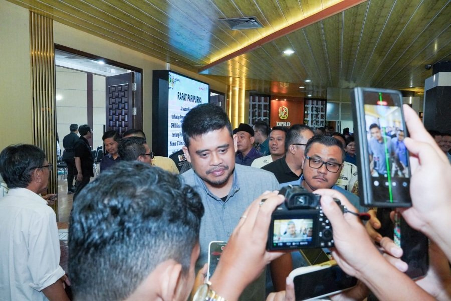Wali Kota Medan Bobby Nasution doorstop dengan wartawan, usai Rapat Paripurna DPRD Kota Medan terkait Tanggapan Kepala Daerah terhadap Penjelasan Pimpinan DPRD Kota Medan atas Ranperda Inisiatif DPRD tentang perubahan Perda No.6/2015 tentang Pengelolaan Persampahan di Gedung DPRD Medan, Selasa (16/7). (seputaranindonesia.com/Istimewa)