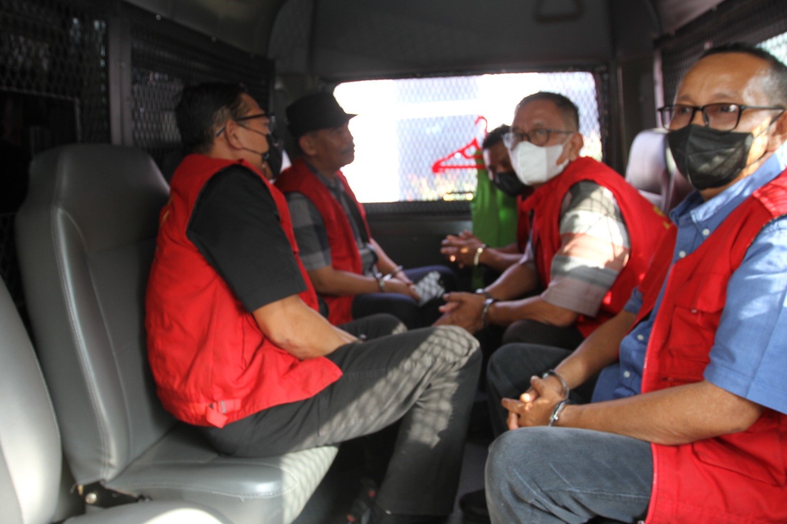 Tim Jaksa Penuntut Umum (JPU) Tindak Pidana Khusus (Pidsus) Kejaksaan Tinggi Sumatera Utara menerima pelimpahan tahap II (penerimaan berkas dan tersangka) dari penyidik Subdit Tipikor Direktorat Reskrimsus Polda Sumut di ruang Pidsus Kejati Sumut, Jalan AH Nasution Medan, Selasa (23/7/2024). (seputaranindonesia.com/istimewa)