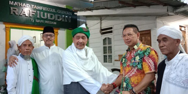 Foto : Tuan Syech Guru H Muhammad Syafri Sinulingga Alkaruni bersalaman dengan Anggota DPRD Medan Wong Chun Sen Tarigan yang akrab disapa Mr Wong serta para guru di Pondok Pengajian Barokah seluruh Indonesia dan Pondok Pesantren Tahfidzul Qur'an Rafiuddin Al Barokah yang di Jalan Tanjung Sari Kota Medan.(ist)
