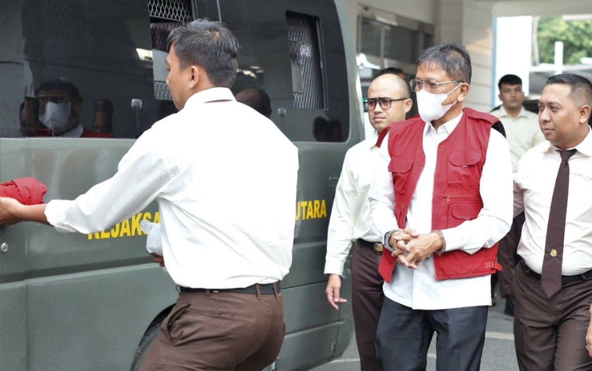 Mantan Kepala Dinas (Kadis) Bina Marga dan Bina Konstruksi (BMBK) Provinsi Sumatera Utara, BP, ditahan oleh penyidik Kejaksaan Tinggi Sumatera Utara (Kejati Sumut) pada Senin (22/7/2024). (seputaranindonesia.com/Istimewa)