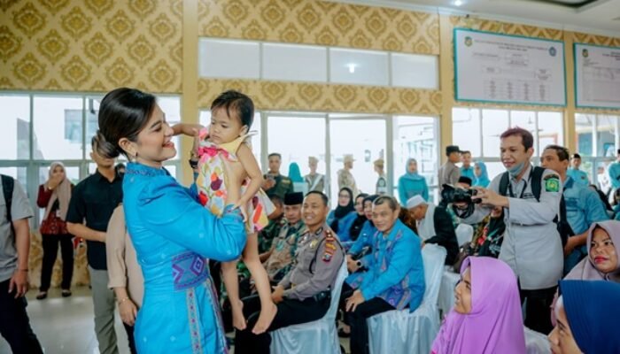 Kahiyang Ayu Berikan Makanan Tambahan untuk 34 Anak Stunting di Medan Marelan