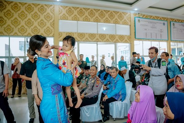Ketua TP PKK Kota Medan Kahiyang Ayu memberikan makanan tambahan kepada 34 anak stunting di Kantor Kecamatan Medan Marelan, Jumat (12/7). Hal ini dilakukan untuk mengatasi masalah kurang gizi kronis yang disebabkan kurangnya asupan gizi dalam waktu yang cukup lama sehingga mengakibatkan gangguan pertumbuhan pada anak tersebut. (seputaranindonesia.com/Istimewa)
