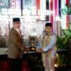 Asisten Kesra Pemko Medan HM Sofyan menerima piala bergilir Juara Umum MTQ ke-39 Tingkat Provinsi Sumut 2024  yang diserahkan Staf Ahli Bidang Pemerintahan Hukum dan Politik Provsu Muhammad Arman Efendy. (seputaranindonesia.com/istimewa)