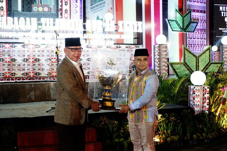 Asisten Kesra Pemko Medan HM Sofyan menerima piala bergilir Juara Umum MTQ ke-39 Tingkat Provinsi Sumut 2024 yang diserahkan Staf Ahli Bidang Pemerintahan Hukum dan Politik Provsu Muhammad Arman Efendy. (seputaranindonesia.com/istimewa)
