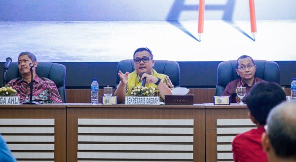 Pj Sekda Topan Obaja Putra Ginting (tengah) membuka Sosialisasi Survey Indeks Kepuasan Masyarakat IKM terhadap pelayanan publik Pemko Medan yang digelar Badan Riset dan Inovasi Daerah (BRIDA) Kota Medan di ruang rapat III Kantor Wali Kota, Jumat (12/7/24). (seputaranindonesia.com/Istimewa)