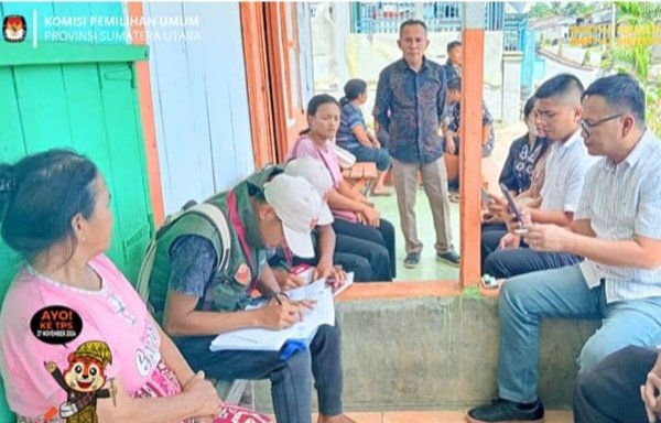 Komisioner KPU Sumut, Koordinator Divisi SDM dan Litbang, Roibby Effendy Hutagalung, (kanan) saat melakukan monitoring pelaksanaan pemutakhiran data pemilih di Kabupaten Dairi. (seputaranindonesia.com/IG KPU Sumut)