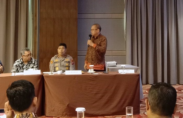 Ketua KPU Sumut Agus Arifin (berdiri) saat menghadiri acara Sosialisasi Tahapan Pencalonan Gubernur dan Wakil Gubernur Sumatera Utara tahun 2024, Jumat (12/7/2024) di Hotel Grand Aston Medan. (seputaranindonesia.com/Istimewa)