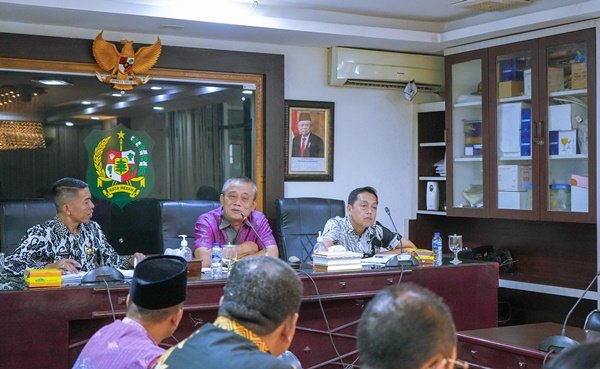 Asisten Ekonomi Pembangunan, H. Agus Suriyono (tengah) dan Dirut PUD Pasar Suwarno (kiri) saat menggelar rapat di Ruang Rapat II Kantor Wali Kota Medan, Kamis (11/7). Dalam rapat itu, Perusahaan Umum Daerah (PUD) Pasar berencana membangun sarana olaah raga di Pasar Petisah Tahap II. (seputaranindonesia.com/Istimewa)