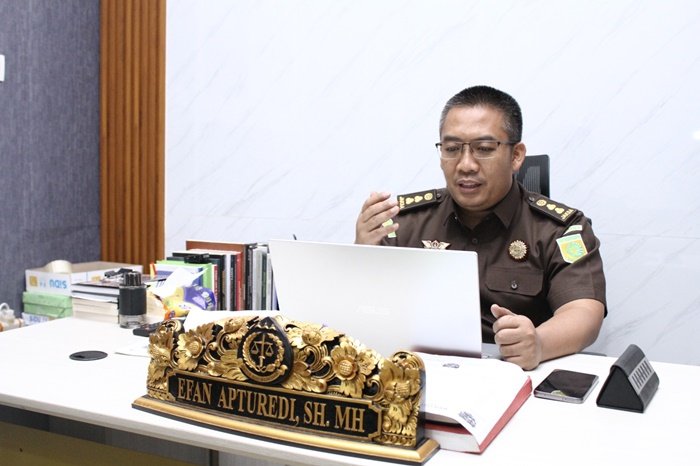 Kasi B (Sosial, Budaya, dan Kemasyarakatan) pada Asisten Intelijen Kejati Sumut Efan Apturedi, SH, MH saat memberikan Penerangan Hukum Jaksa Garda Desa (Penjaga Desa) secara daring kepada 12 kepala desa dan perangkat desa di Kecamatan Gunung Meriah, Kabupaten Deli Serdang, Sumatera Utara, pada Selasa (9/7/2024). (seputaranindonesia.com/Istimewa)