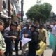 Belasan massa dari Pusat Informasi Rakyat Sumatera Utara (PIRA Sumut) saat aksi di depan Kantor BTN Cabang Medan, Jalan Pemuda, Kamis 8 Agustus 2024 (seputaranindonesia.com/ist).