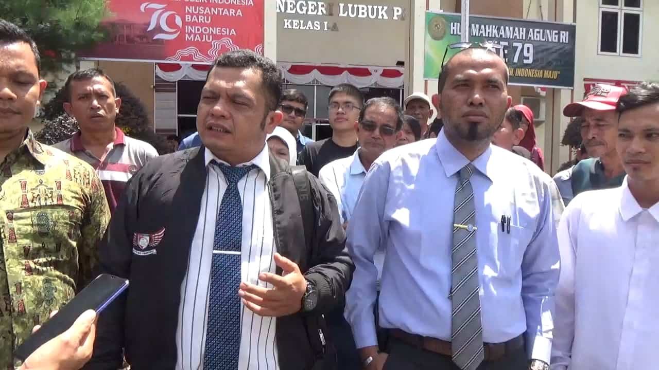 Bersama warga Komplek Veteran dan Para Penasehat Hukum STM MH, Nashril Haq Lubis, SH dan Dr (c) Mikrot Siregar, SH., MH saat diwawancarai di PN Lubuk Pakam, Kamis (22/08/2024) pagi. (seputaranindonesia.com/Aris HST Sinurat).