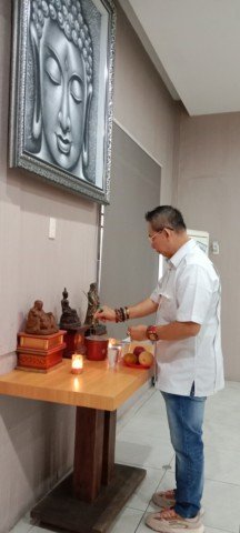 Foto : Wong Chun Sen saat melaksanakan sembahyang yang biasa dilakukan sebelum rutinitas. (ist)