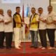 Foto : Ketua Permabudhi Sumatera Utara, Wong Chun Sen Tarigan menyerahkan Bendera Pataka kepada Ketua Permabudhi Kota Medan terpilih periode 2024-2028, Otto didampingi Ketua Permabudhi Medan periode 2020-2024, Hatustan Kosim bersama pengurus Permabudhi Sumut serta Majelis Agama Buddha. (ist)